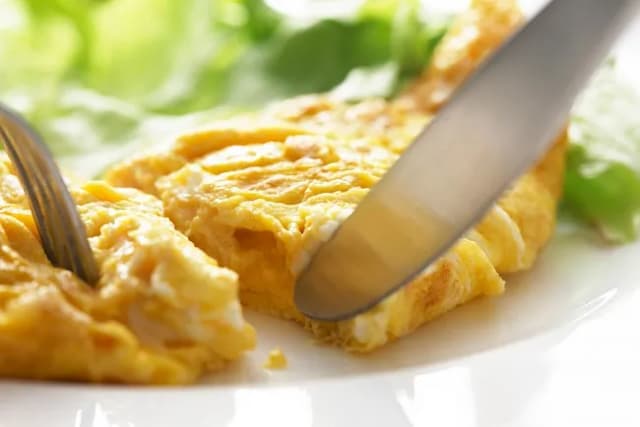 Ile kalorii ma omlet? Zaskakujące różnice w kaloryczności!