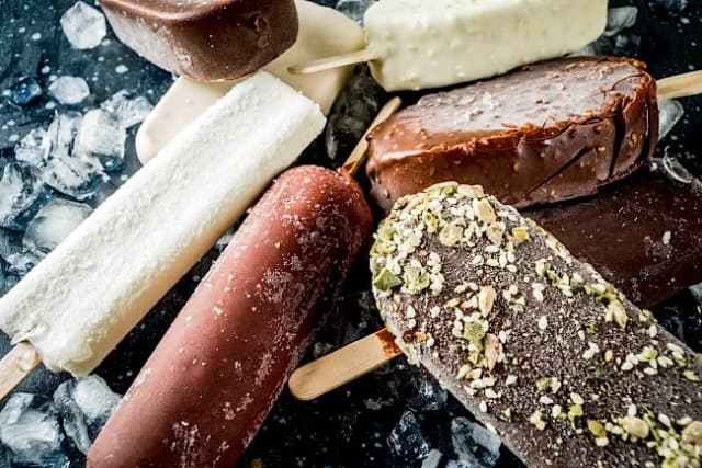Ile kalorii mają lody? Zaskakujące fakty o ich kaloryczności